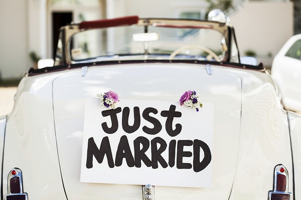 voiture avec panneau just married